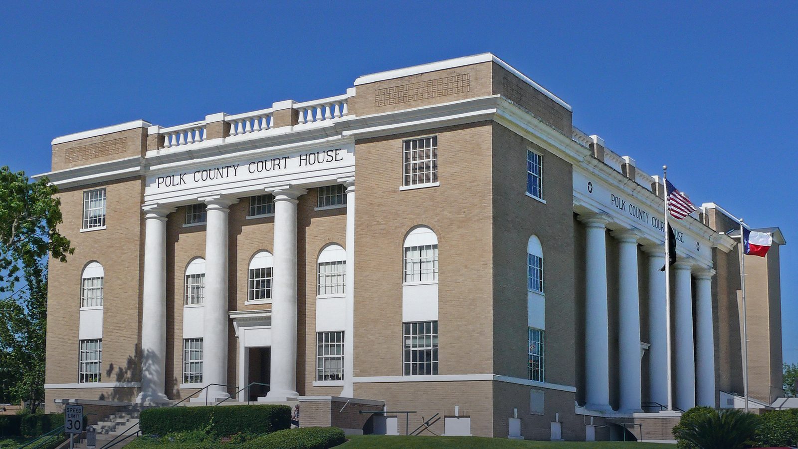 A columned county courthouse in Texas