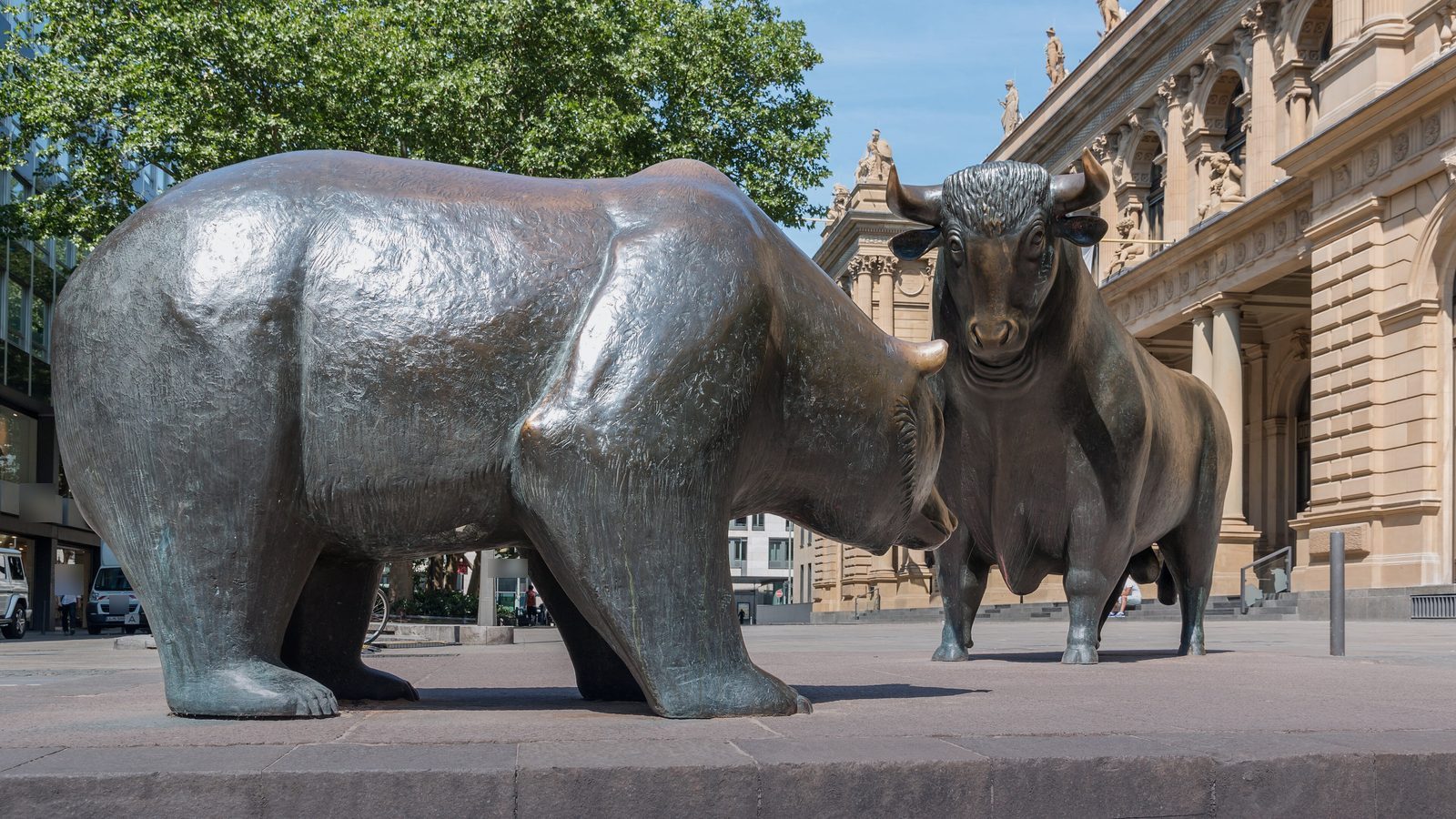 The bull and bear sculptures outside the Frankfurt Stock Exchange